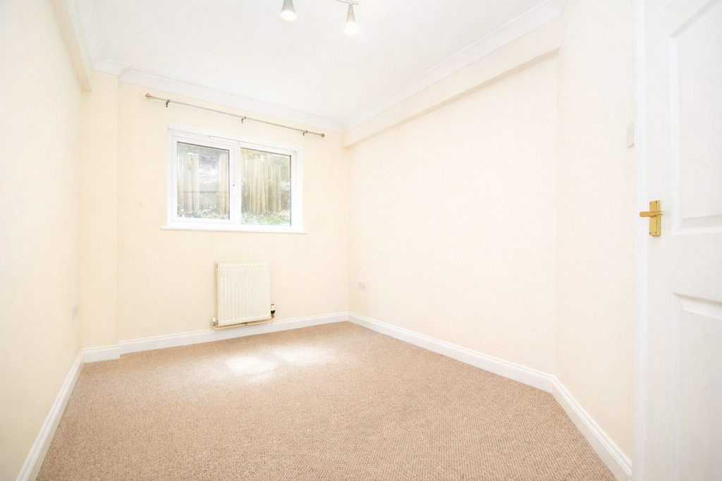 Lot: 73 - TWO-BEDROOM SEAFRONT FLAT WITH PARKING - Bedroom two